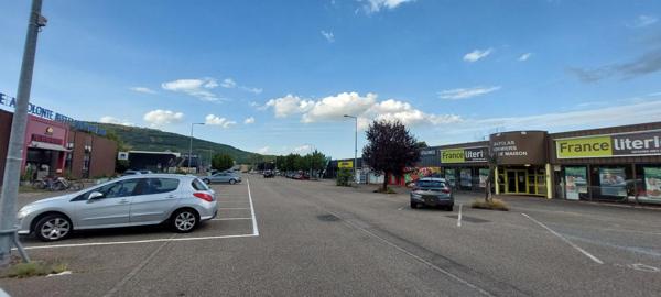 Beau local de 440 m² en zone commerciale à Mutzig