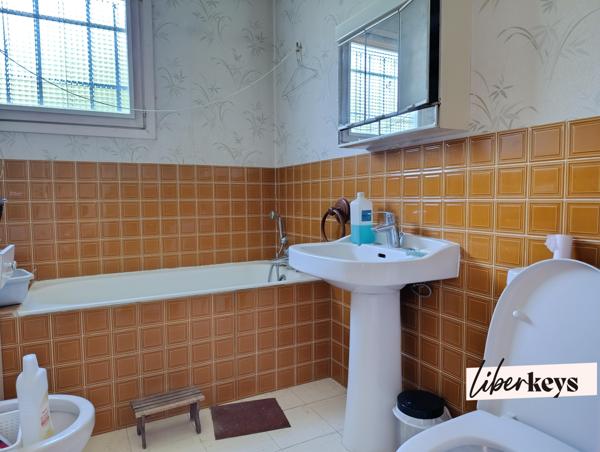 TOURNUS 71700 - MAISON 2 NIVEAUX - 69 M² PAR NIVEAU - GARAGE - TERRAIN ARBORÉ 1070 M²