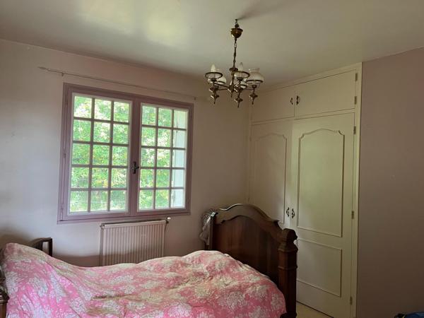 Maison sur sous sol avec garnd terrain arboré