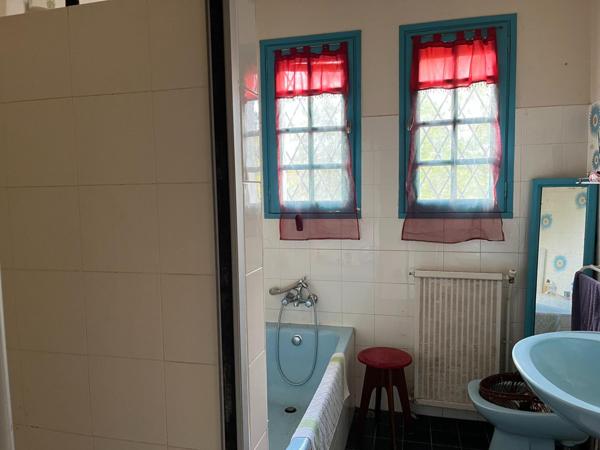 Maison sur sous sol avec garnd terrain arboré