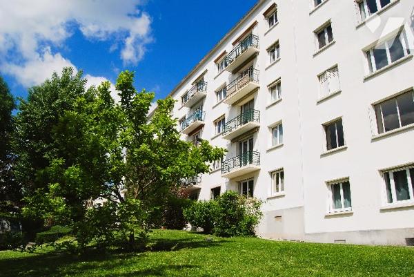 GARCHES MAIRIE - 3/4 pièces, 2 chambres, balcon sud, cave, parking libre +  parking poss. en sus