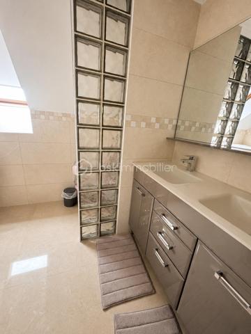 Située dans un quartier CALME et RECHERCHÉ de Deuil-la-Barre, à proximité de la gare ( ligne H-Paris Gare du Nord rapidement accessible), cette agréable maison familiale offre un cadre de vie idéal, alliant CONFORT, ESPACE et TRANQUILLITÉ.
D'une surface habitable de 135m2, cette jolie maison se compose d'une ENTRÉE spacieuse, d'un DOUBLE SÉJOUR lumineux ouvrant sur DEUX TERRASSES, d'un JARDIN arboré avec une grande PISCINE, d'une CUISINE indépendante chaleureuse et fonctionnelle de 15m2, d'une CHAMBRE et un WALTER CLOSET.

A l'étage, vous trouverez TROIS CHAMBRES dont une SUITE PARENTALE avec une SALE DE BAINS, une SALLE D'EAU indépendante et un WALTER CLOSET séparé. 
Maison idéale pour une famille en recherche de bien-être.

+++ Proximité gare, écoles et commerces
+++ Quartier résidentiel calme
+++ Beaux volumes et luminosité
+++ Jardin + 2 terrasses
+++ Piscine
+++ 2 places de stationnement 
+++ Portail électrique 
Une OPPORTUNITÉ RARE sur le secteur, à visiter sans tarder.