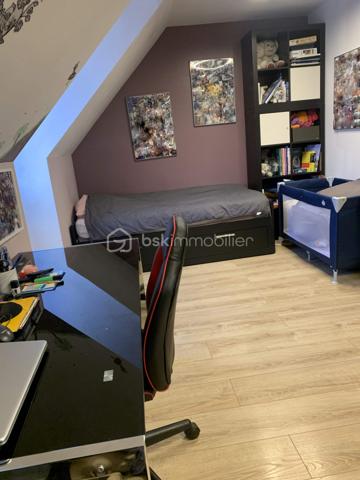 Située dans un quartier CALME et RECHERCHÉ de Deuil-la-Barre, à proximité de la gare ( ligne H-Paris Gare du Nord rapidement accessible), cette agréable maison familiale offre un cadre de vie idéal, alliant CONFORT, ESPACE et TRANQUILLITÉ.
D'une surface habitable de 135m2, cette jolie maison se compose d'une ENTRÉE spacieuse, d'un DOUBLE SÉJOUR lumineux ouvrant sur DEUX TERRASSES, d'un JARDIN arboré avec une grande PISCINE, d'une CUISINE indépendante chaleureuse et fonctionnelle de 15m2, d'une CHAMBRE et un WALTER CLOSET.

A l'étage, vous trouverez TROIS CHAMBRES dont une SUITE PARENTALE avec une SALE DE BAINS, une SALLE D'EAU indépendante et un WALTER CLOSET séparé. 
Maison idéale pour une famille en recherche de bien-être.

+++ Proximité gare, écoles et commerces
+++ Quartier résidentiel calme
+++ Beaux volumes et luminosité
+++ Jardin + 2 terrasses
+++ Piscine
+++ 2 places de stationnement 
+++ Portail électrique 
Une OPPORTUNITÉ RARE sur le secteur, à visiter sans tarder.