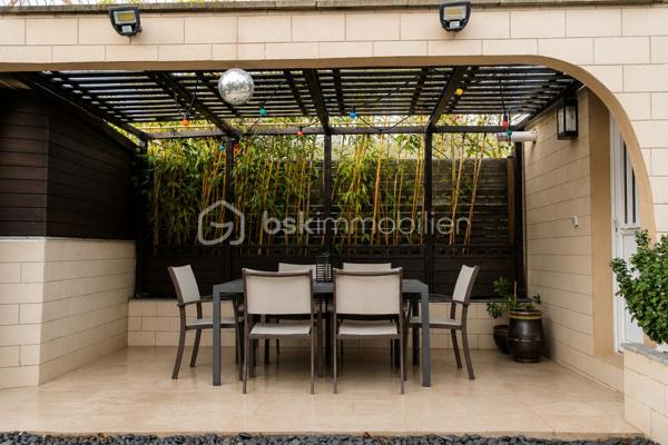 Située dans un quartier CALME et RECHERCHÉ de Deuil-la-Barre, à proximité de la gare ( ligne H-Paris Gare du Nord rapidement accessible), cette agréable maison familiale offre un cadre de vie idéal, alliant CONFORT, ESPACE et TRANQUILLITÉ.
D'une surface habitable de 135m2, cette jolie maison se compose d'une ENTRÉE spacieuse, d'un DOUBLE SÉJOUR lumineux ouvrant sur DEUX TERRASSES, d'un JARDIN arboré avec une grande PISCINE, d'une CUISINE indépendante chaleureuse et fonctionnelle de 15m2, d'une CHAMBRE et un WALTER CLOSET.

A l'étage, vous trouverez TROIS CHAMBRES dont une SUITE PARENTALE avec une SALE DE BAINS, une SALLE D'EAU indépendante et un WALTER CLOSET séparé. 
Maison idéale pour une famille en recherche de bien-être.

+++ Proximité gare, écoles et commerces
+++ Quartier résidentiel calme
+++ Beaux volumes et luminosité
+++ Jardin + 2 terrasses
+++ Piscine
+++ 2 places de stationnement 
+++ Portail électrique 
Une OPPORTUNITÉ RARE sur le secteur, à visiter sans tarder.