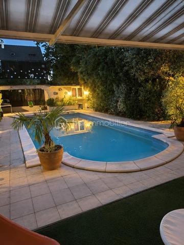 Située dans un quartier CALME et RECHERCHÉ de Deuil-la-Barre, à proximité de la gare ( ligne H-Paris Gare du Nord rapidement accessible), cette agréable maison familiale offre un cadre de vie idéal, alliant CONFORT, ESPACE et TRANQUILLITÉ.
D'une surface habitable de 135m2, cette jolie maison se compose d'une ENTRÉE spacieuse, d'un DOUBLE SÉJOUR lumineux ouvrant sur DEUX TERRASSES, d'un JARDIN arboré avec une grande PISCINE, d'une CUISINE indépendante chaleureuse et fonctionnelle de 15m2, d'une CHAMBRE et un WALTER CLOSET.

A l'étage, vous trouverez TROIS CHAMBRES dont une SUITE PARENTALE avec une SALE DE BAINS, une SALLE D'EAU indépendante et un WALTER CLOSET séparé. 
Maison idéale pour une famille en recherche de bien-être.

+++ Proximité gare, écoles et commerces
+++ Quartier résidentiel calme
+++ Beaux volumes et luminosité
+++ Jardin + 2 terrasses
+++ Piscine
+++ 2 places de stationnement 
+++ Portail électrique 
Une OPPORTUNITÉ RARE sur le secteur, à visiter sans tarder.