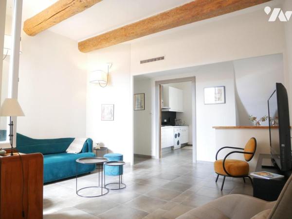 A BOUZIGUES (34140), une maison vigneronne entièrement rénovée,  de 200 m² comprenant 7 pièces.