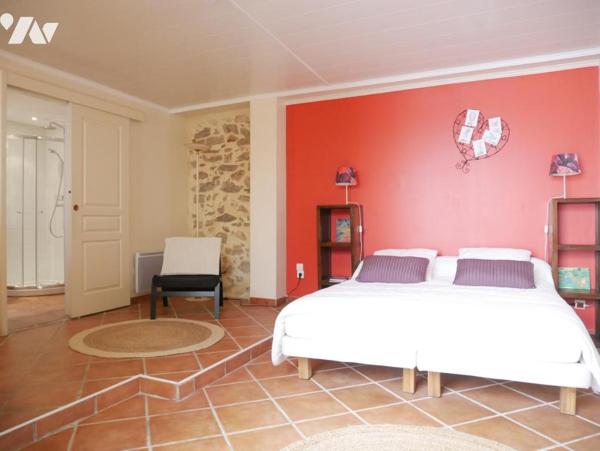 A BOUZIGUES (34140), une maison vigneronne entièrement rénovée,  de 200 m² comprenant 7 pièces.