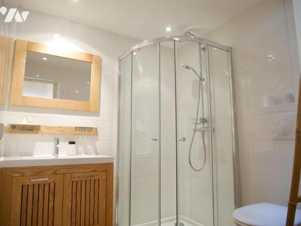 A BOUZIGUES (34140), une maison vigneronne entièrement rénovée,  de 200 m² comprenant 7 pièces.