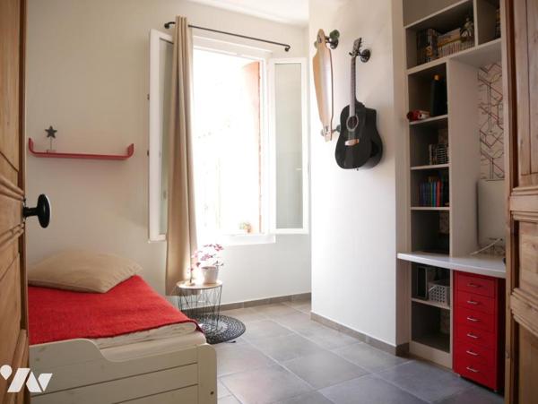 A BOUZIGUES (34140), une maison vigneronne entièrement rénovée,  de 200 m² comprenant 7 pièces.