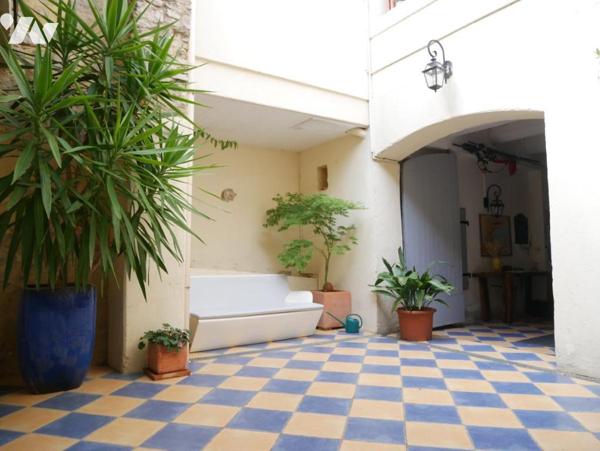 A BOUZIGUES (34140), une maison vigneronne entièrement rénovée,  de 200 m² comprenant 7 pièces.