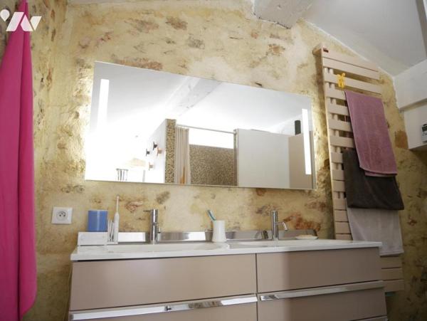 A BOUZIGUES (34140), une maison vigneronne entièrement rénovée,  de 200 m² comprenant 7 pièces.