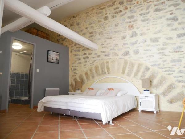 A BOUZIGUES (34140), une maison vigneronne entièrement rénovée,  de 200 m² comprenant 7 pièces.