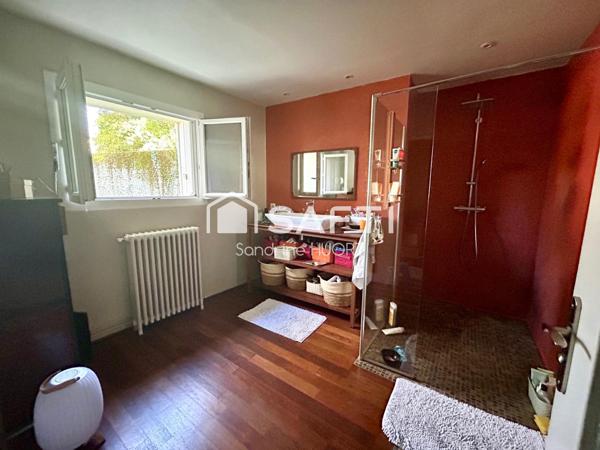 Au calme, 4 chambres, entièrement rénovée, grande dépendance