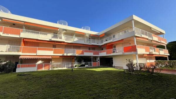 Saint-Tropez (83990) SAINT-TROPEZ, T2 + studio en dernier étage avec solarium et 2 places de parking