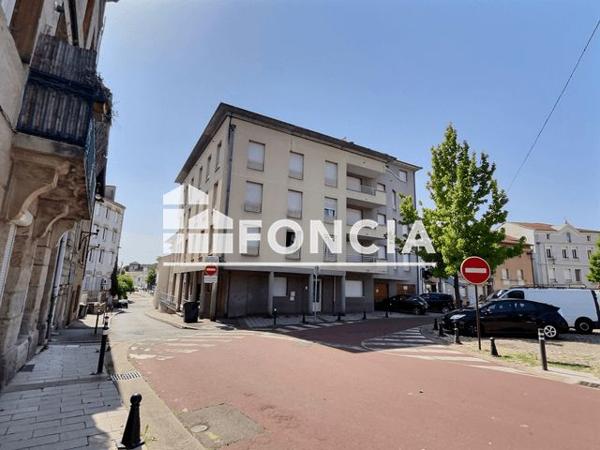 À vendre Local commercial 63 m² - Le Chambon-feugerolles 42500