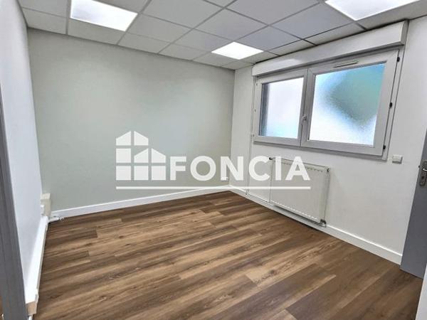 À vendre Local commercial 63 m² - Le Chambon-feugerolles 42500