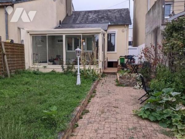 Miroir/ Batingolle Maison de 81 m² deux chambres, véranda donnant accès au jardin avec terrasse 