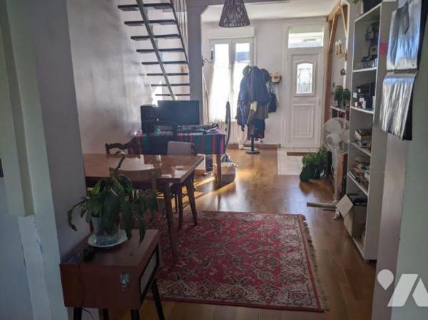 Miroir/ Batingolle Maison de 81 m² deux chambres, véranda donnant accès au jardin avec terrasse 