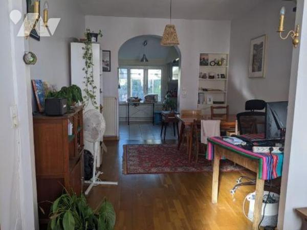 Miroir/ Batingolle Maison de 81 m² deux chambres, véranda donnant accès au jardin avec terrasse 