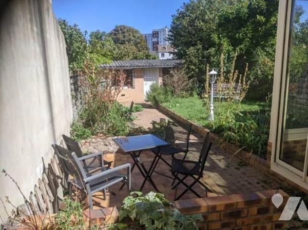 Miroir/ Batingolle Maison de 81 m² deux chambres, véranda donnant accès au jardin avec terrasse 