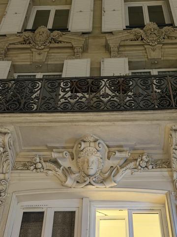 Paris (75010) Superbe Appartement de reception et Familial avec balcon filant