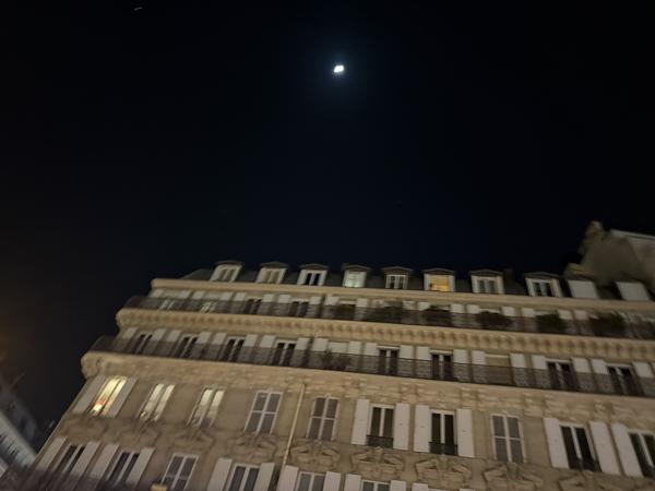 Paris (75010) Superbe Appartement de reception et Familial avec balcon filant