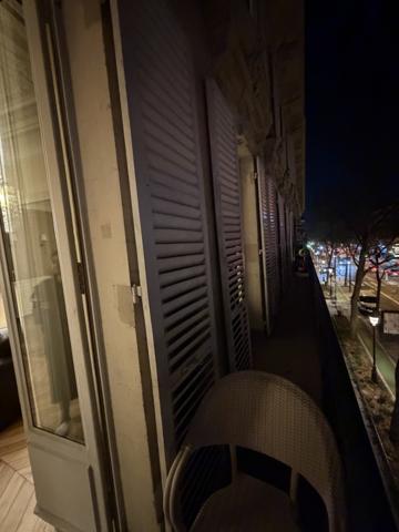 Paris (75010) Superbe Appartement de reception et Familial avec balcon filant