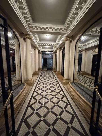 Paris (75010) Superbe Appartement de reception et Familial avec balcon filant