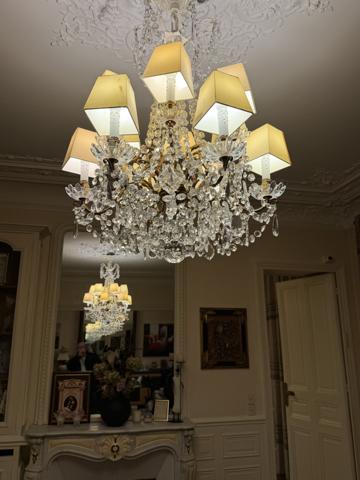 Paris (75010) Superbe Appartement de reception et Familial avec balcon filant