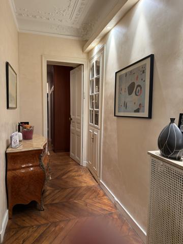 Paris (75010) Superbe Appartement de reception et Familial avec balcon filant