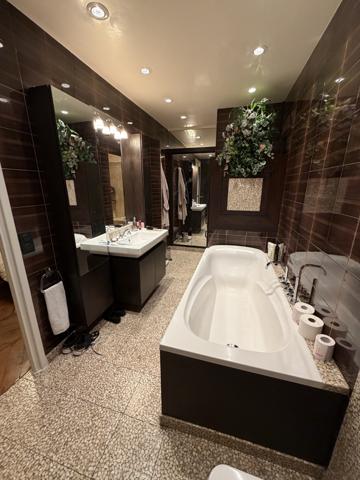 Paris (75010) Superbe Appartement de reception et Familial avec balcon filant