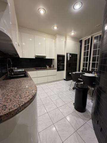 Paris (75010) Superbe Appartement de reception et Familial avec balcon filant