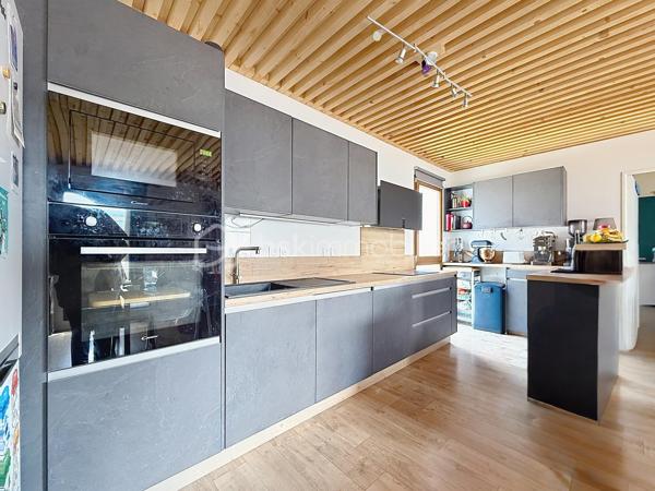 Idéalement situé au cœur du secteur prisé du Val d'Europe, à seulement 35 minutes de Paris (RER A), découvrez cet appartement de 4 pièces parfaitement entretenu, sans travaux à prévoir. Une opportunité rare alliant confort familial et performance patrimoniale.

Les points forts du bien :
Localisation stratégique : Proximité immédiate du centre commercial Val d'Europe, des transports et des écoles.
Performance énergétique : DPE classé C (charges maîtrisées, idéal investissement ou RP).
Extérieur & Stationnement : Un balcon privatif de 6 m² au calme et 2 places de parking sécurisées en sous-sol.

Agencement intérieur optimisé :
Une pièce de vie lumineuse et modulable (salon/salle à manger).
Une séparation nette entre l'espace jour et l'espace nuit.
3 chambres spacieuses (flexibilité : chambres d'enfants, suite ou télétravail).

📞 Contact : Pour toute information ou pour planifier une visite, contactez Mme Oliveira (BSK Immobilier) au 07 68 07 60 36.