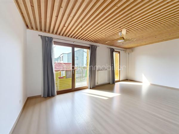 Idéalement situé au cœur du secteur prisé du Val d'Europe, à seulement 35 minutes de Paris (RER A), découvrez cet appartement de 4 pièces parfaitement entretenu, sans travaux à prévoir. Une opportunité rare alliant confort familial et performance patrimoniale.

Les points forts du bien :
Localisation stratégique : Proximité immédiate du centre commercial Val d'Europe, des transports et des écoles.
Performance énergétique : DPE classé C (charges maîtrisées, idéal investissement ou RP).
Extérieur & Stationnement : Un balcon privatif de 6 m² au calme et 2 places de parking sécurisées en sous-sol.

Agencement intérieur optimisé :
Une pièce de vie lumineuse et modulable (salon/salle à manger).
Une séparation nette entre l'espace jour et l'espace nuit.
3 chambres spacieuses (flexibilité : chambres d'enfants, suite ou télétravail).

📞 Contact : Pour toute information ou pour planifier une visite, contactez Mme Oliveira (BSK Immobilier) au 07 68 07 60 36.