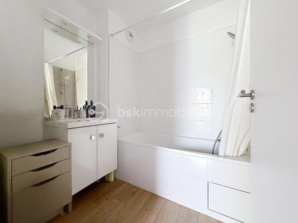 Idéalement situé au cœur du secteur prisé du Val d'Europe, à seulement 35 minutes de Paris (RER A), découvrez cet appartement de 4 pièces parfaitement entretenu, sans travaux à prévoir. Une opportunité rare alliant confort familial et performance patrimoniale.

Les points forts du bien :
Localisation stratégique : Proximité immédiate du centre commercial Val d'Europe, des transports et des écoles.
Performance énergétique : DPE classé C (charges maîtrisées, idéal investissement ou RP).
Extérieur & Stationnement : Un balcon privatif de 6 m² au calme et 2 places de parking sécurisées en sous-sol.

Agencement intérieur optimisé :
Une pièce de vie lumineuse et modulable (salon/salle à manger).
Une séparation nette entre l'espace jour et l'espace nuit.
3 chambres spacieuses (flexibilité : chambres d'enfants, suite ou télétravail).

📞 Contact : Pour toute information ou pour planifier une visite, contactez Mme Oliveira (BSK Immobilier) au 07 68 07 60 36.