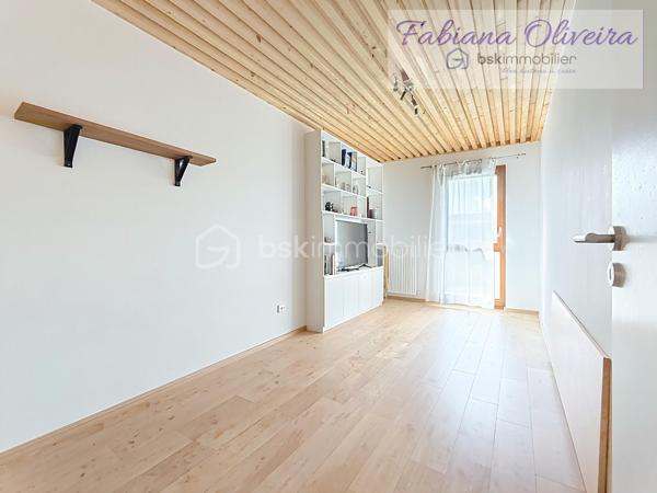 Idéalement situé au cœur du secteur prisé du Val d'Europe, à seulement 35 minutes de Paris (RER A), découvrez cet appartement de 4 pièces parfaitement entretenu, sans travaux à prévoir. Une opportunité rare alliant confort familial et performance patrimoniale.

Les points forts du bien :
Localisation stratégique : Proximité immédiate du centre commercial Val d'Europe, des transports et des écoles.
Performance énergétique : DPE classé C (charges maîtrisées, idéal investissement ou RP).
Extérieur & Stationnement : Un balcon privatif de 6 m² au calme et 2 places de parking sécurisées en sous-sol.

Agencement intérieur optimisé :
Une pièce de vie lumineuse et modulable (salon/salle à manger).
Une séparation nette entre l'espace jour et l'espace nuit.
3 chambres spacieuses (flexibilité : chambres d'enfants, suite ou télétravail).

📞 Contact : Pour toute information ou pour planifier une visite, contactez Mme Oliveira (BSK Immobilier) au 07 68 07 60 36.