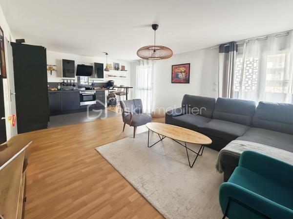 Idéalement situé dans le quartier prisé de Torcy 2, à deux pas du RER A et de toutes les commodités, venez découvrir ce bel appartement de type T3 d'une surface de 64m².

Ce bien se compose d'une pièce de vie lumineuse avec cuisine ouverte, de deux chambres et d'une salle d'eau. Vous profiterez d'un généreux balcon de 17 m², accessible à la fois depuis le séjour et depuis les chambres, offrant une double exposition idéale pour les beaux jours.

L'appartement se situe au sein d'une résidence récente (livrée en 2021), sécurisée, entièrement aux normes PMR et bénéficiant encore de ses garanties décennales — un gage de tranquillité pour les années à venir.

Une place de parking en sous-sol est incluse, et un parking visiteurs est disponible directement devant la résidence pour vos invités.

Emplacement de choix : proximité immédiate du RER A (5 min à pied) ainsi que de l'ensemble des commerces et services du quartier.

Un bien idéal pour un premier achat, un investissement locatif ou un pied-à-terre proche de Paris.

Conseillère disponible 7 jours / 7
Ce bien vous plaît ? Contactez-moi pour organiser votre visite.