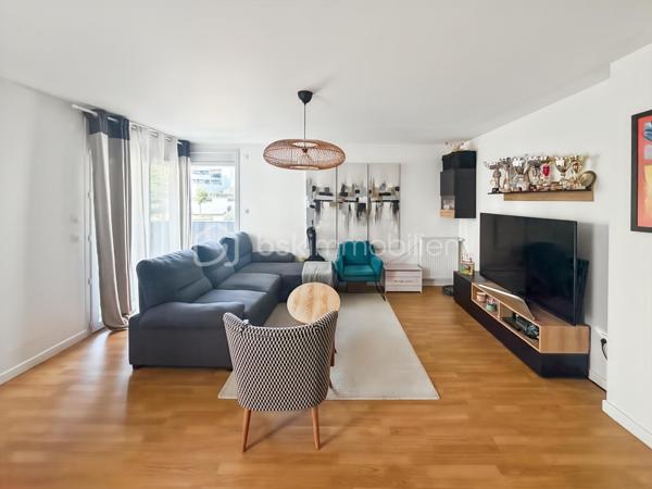Idéalement situé dans le quartier prisé de Torcy 2, à deux pas du RER A et de toutes les commodités, venez découvrir ce bel appartement de type T3 d'une surface de 64m².

Ce bien se compose d'une pièce de vie lumineuse avec cuisine ouverte, de deux chambres et d'une salle d'eau. Vous profiterez d'un généreux balcon de 17 m², accessible à la fois depuis le séjour et depuis les chambres, offrant une double exposition idéale pour les beaux jours.

L'appartement se situe au sein d'une résidence récente (livrée en 2021), sécurisée, entièrement aux normes PMR et bénéficiant encore de ses garanties décennales — un gage de tranquillité pour les années à venir.

Une place de parking en sous-sol est incluse, et un parking visiteurs est disponible directement devant la résidence pour vos invités.

Emplacement de choix : proximité immédiate du RER A (5 min à pied) ainsi que de l'ensemble des commerces et services du quartier.

Un bien idéal pour un premier achat, un investissement locatif ou un pied-à-terre proche de Paris.

Conseillère disponible 7 jours / 7
Ce bien vous plaît ? Contactez-moi pour organiser votre visite.