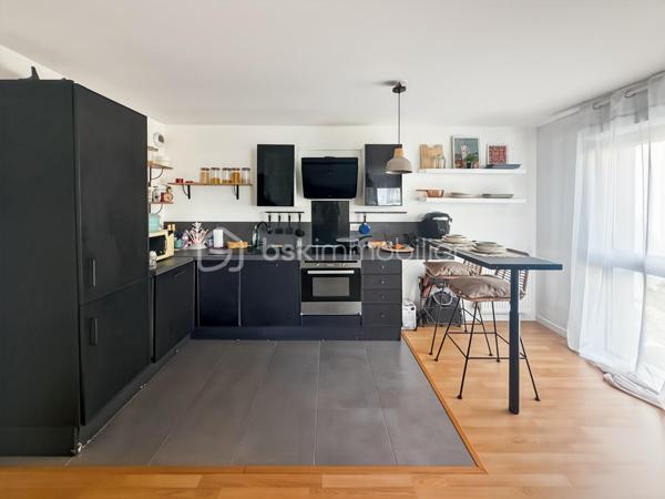 Idéalement situé dans le quartier prisé de Torcy 2, à deux pas du RER A et de toutes les commodités, venez découvrir ce bel appartement de type T3 d'une surface de 64m².

Ce bien se compose d'une pièce de vie lumineuse avec cuisine ouverte, de deux chambres et d'une salle d'eau. Vous profiterez d'un généreux balcon de 17 m², accessible à la fois depuis le séjour et depuis les chambres, offrant une double exposition idéale pour les beaux jours.

L'appartement se situe au sein d'une résidence récente (livrée en 2021), sécurisée, entièrement aux normes PMR et bénéficiant encore de ses garanties décennales — un gage de tranquillité pour les années à venir.

Une place de parking en sous-sol est incluse, et un parking visiteurs est disponible directement devant la résidence pour vos invités.

Emplacement de choix : proximité immédiate du RER A (5 min à pied) ainsi que de l'ensemble des commerces et services du quartier.

Un bien idéal pour un premier achat, un investissement locatif ou un pied-à-terre proche de Paris.

Conseillère disponible 7 jours / 7
Ce bien vous plaît ? Contactez-moi pour organiser votre visite.