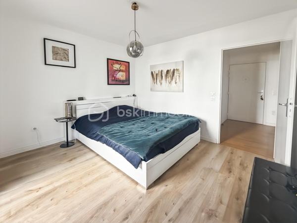 Idéalement situé dans le quartier prisé de Torcy 2, à deux pas du RER A et de toutes les commodités, venez découvrir ce bel appartement de type T3 d'une surface de 64m².

Ce bien se compose d'une pièce de vie lumineuse avec cuisine ouverte, de deux chambres et d'une salle d'eau. Vous profiterez d'un généreux balcon de 17 m², accessible à la fois depuis le séjour et depuis les chambres, offrant une double exposition idéale pour les beaux jours.

L'appartement se situe au sein d'une résidence récente (livrée en 2021), sécurisée, entièrement aux normes PMR et bénéficiant encore de ses garanties décennales — un gage de tranquillité pour les années à venir.

Une place de parking en sous-sol est incluse, et un parking visiteurs est disponible directement devant la résidence pour vos invités.

Emplacement de choix : proximité immédiate du RER A (5 min à pied) ainsi que de l'ensemble des commerces et services du quartier.

Un bien idéal pour un premier achat, un investissement locatif ou un pied-à-terre proche de Paris.

Conseillère disponible 7 jours / 7
Ce bien vous plaît ? Contactez-moi pour organiser votre visite.