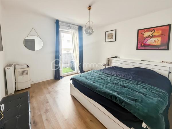 Idéalement situé dans le quartier prisé de Torcy 2, à deux pas du RER A et de toutes les commodités, venez découvrir ce bel appartement de type T3 d'une surface de 64m².

Ce bien se compose d'une pièce de vie lumineuse avec cuisine ouverte, de deux chambres et d'une salle d'eau. Vous profiterez d'un généreux balcon de 17 m², accessible à la fois depuis le séjour et depuis les chambres, offrant une double exposition idéale pour les beaux jours.

L'appartement se situe au sein d'une résidence récente (livrée en 2021), sécurisée, entièrement aux normes PMR et bénéficiant encore de ses garanties décennales — un gage de tranquillité pour les années à venir.

Une place de parking en sous-sol est incluse, et un parking visiteurs est disponible directement devant la résidence pour vos invités.

Emplacement de choix : proximité immédiate du RER A (5 min à pied) ainsi que de l'ensemble des commerces et services du quartier.

Un bien idéal pour un premier achat, un investissement locatif ou un pied-à-terre proche de Paris.

Conseillère disponible 7 jours / 7
Ce bien vous plaît ? Contactez-moi pour organiser votre visite.