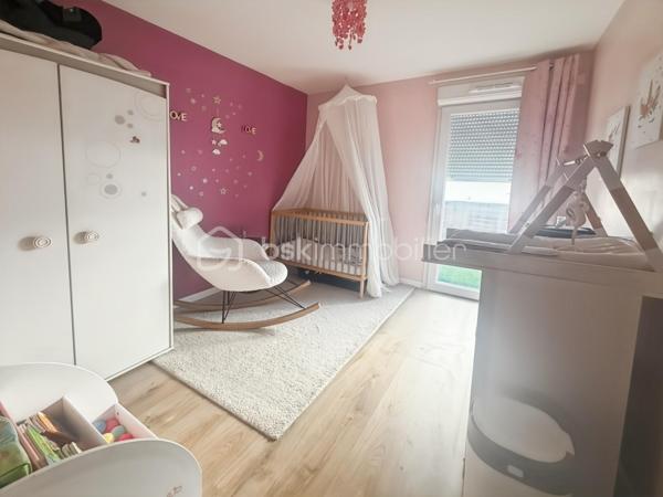 Idéalement situé dans le quartier prisé de Torcy 2, à deux pas du RER A et de toutes les commodités, venez découvrir ce bel appartement de type T3 d'une surface de 64m².

Ce bien se compose d'une pièce de vie lumineuse avec cuisine ouverte, de deux chambres et d'une salle d'eau. Vous profiterez d'un généreux balcon de 17 m², accessible à la fois depuis le séjour et depuis les chambres, offrant une double exposition idéale pour les beaux jours.

L'appartement se situe au sein d'une résidence récente (livrée en 2021), sécurisée, entièrement aux normes PMR et bénéficiant encore de ses garanties décennales — un gage de tranquillité pour les années à venir.

Une place de parking en sous-sol est incluse, et un parking visiteurs est disponible directement devant la résidence pour vos invités.

Emplacement de choix : proximité immédiate du RER A (5 min à pied) ainsi que de l'ensemble des commerces et services du quartier.

Un bien idéal pour un premier achat, un investissement locatif ou un pied-à-terre proche de Paris.

Conseillère disponible 7 jours / 7
Ce bien vous plaît ? Contactez-moi pour organiser votre visite.