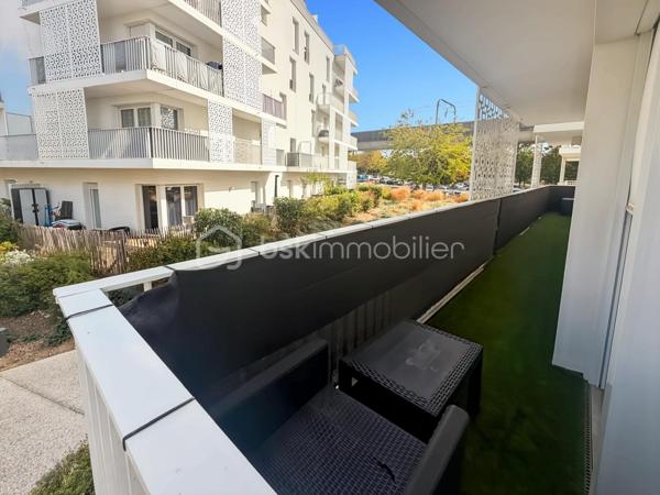 Idéalement situé dans le quartier prisé de Torcy 2, à deux pas du RER A et de toutes les commodités, venez découvrir ce bel appartement de type T3 d'une surface de 64m².

Ce bien se compose d'une pièce de vie lumineuse avec cuisine ouverte, de deux chambres et d'une salle d'eau. Vous profiterez d'un généreux balcon de 17 m², accessible à la fois depuis le séjour et depuis les chambres, offrant une double exposition idéale pour les beaux jours.

L'appartement se situe au sein d'une résidence récente (livrée en 2021), sécurisée, entièrement aux normes PMR et bénéficiant encore de ses garanties décennales — un gage de tranquillité pour les années à venir.

Une place de parking en sous-sol est incluse, et un parking visiteurs est disponible directement devant la résidence pour vos invités.

Emplacement de choix : proximité immédiate du RER A (5 min à pied) ainsi que de l'ensemble des commerces et services du quartier.

Un bien idéal pour un premier achat, un investissement locatif ou un pied-à-terre proche de Paris.

Conseillère disponible 7 jours / 7
Ce bien vous plaît ? Contactez-moi pour organiser votre visite.