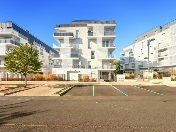 Idéalement situé dans le quartier prisé de Torcy 2, à deux pas du RER A et de toutes les commodités, venez découvrir ce bel appartement de type T3 d'une surface de 64m².

Ce bien se compose d'une pièce de vie lumineuse avec cuisine ouverte, de deux chambres et d'une salle d'eau. Vous profiterez d'un généreux balcon de 17 m², accessible à la fois depuis le séjour et depuis les chambres, offrant une double exposition idéale pour les beaux jours.

L'appartement se situe au sein d'une résidence récente (livrée en 2021), sécurisée, entièrement aux normes PMR et bénéficiant encore de ses garanties décennales — un gage de tranquillité pour les années à venir.

Une place de parking en sous-sol est incluse, et un parking visiteurs est disponible directement devant la résidence pour vos invités.

Emplacement de choix : proximité immédiate du RER A (5 min à pied) ainsi que de l'ensemble des commerces et services du quartier.

Un bien idéal pour un premier achat, un investissement locatif ou un pied-à-terre proche de Paris.

Conseillère disponible 7 jours / 7
Ce bien vous plaît ? Contactez-moi pour organiser votre visite.