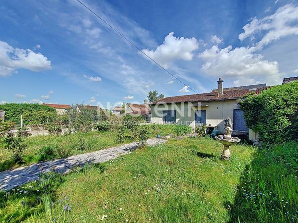 Maison de charme annees 60 avec jardin et dependance ? Fort potentiel a Morangis