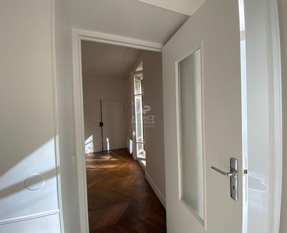 "Versailles Notre-Dame" Joli studio refait à neuf de 30m²" Loyer €895/mois charges comprises **  - Référence  23782