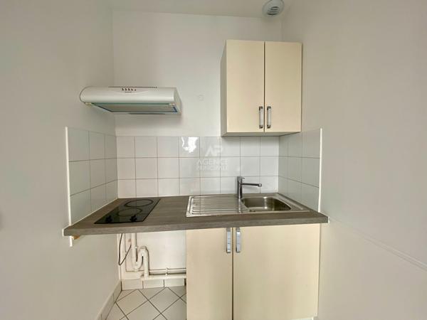 "Versailles Notre-Dame" Joli studio refait à neuf de 30m²" Loyer €895/mois charges comprises **  - Référence  23782