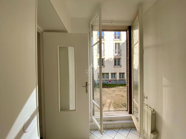 "Versailles Notre-Dame" Joli studio refait à neuf de 30m²" Loyer €895/mois charges comprises **  - Référence  23782