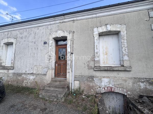 Avec son entrée de maison individuelle, cet appartement vous ouvre ses portes sur une entrée, menant à une grande cuisine à aménager ainsi qu'un salon, tous deux exposés Ouest. Le tout peut facilement être ouvert pour créer une grande pièce de vie. 
Au Rdc, vous trouverez également la salle d'eau avec Wc. 
A l'étage sous les mansardes, vous découvrirez une belle mezzanine pouvant être fermée, ainsi qu'une chambre. 
Une cave ainsi qu'un jardin d'environ 25m2 viennent compléter ce bien, situé rue Bergson, dans le quartier Beaujardin de Tours. 
Ce bien étant un ancien logement social, il est conventionné, et donc, soumis à plafonds de loyer durant 5 ans. Idéal donc, pour en faire sa résidence principale ! 
A visiter sans tarder.