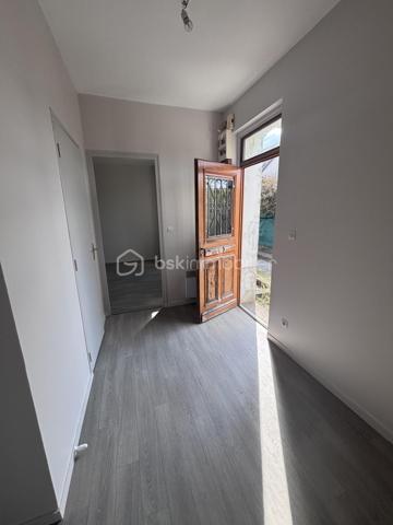 Avec son entrée de maison individuelle, cet appartement vous ouvre ses portes sur une entrée, menant à une grande cuisine à aménager ainsi qu'un salon, tous deux exposés Ouest. Le tout peut facilement être ouvert pour créer une grande pièce de vie. 
Au Rdc, vous trouverez également la salle d'eau avec Wc. 
A l'étage sous les mansardes, vous découvrirez une belle mezzanine pouvant être fermée, ainsi qu'une chambre. 
Une cave ainsi qu'un jardin d'environ 25m2 viennent compléter ce bien, situé rue Bergson, dans le quartier Beaujardin de Tours. 
Ce bien étant un ancien logement social, il est conventionné, et donc, soumis à plafonds de loyer durant 5 ans. Idéal donc, pour en faire sa résidence principale ! 
A visiter sans tarder.